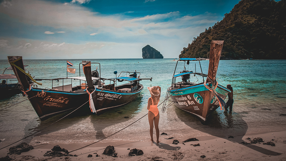 Long tail boat na rajskiej plaży w Tajlandii