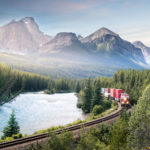 Kanada - widok na góry, naturę i pociąg