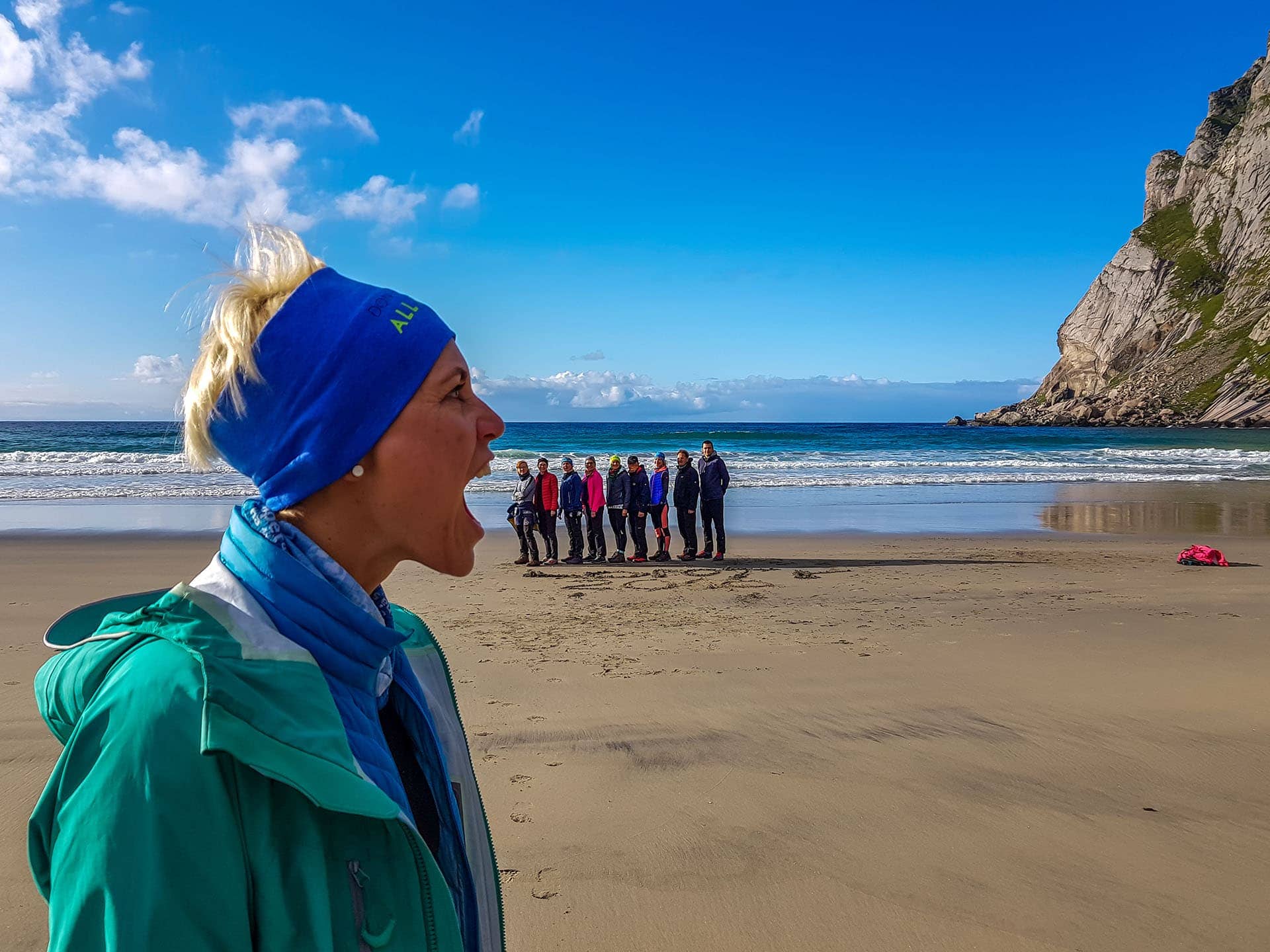 Agnieszka zjadająca uczestników wyprawy na Lofoty Plaża Bunes na Lofotach. Aga zjadająca uczestników wyprawy