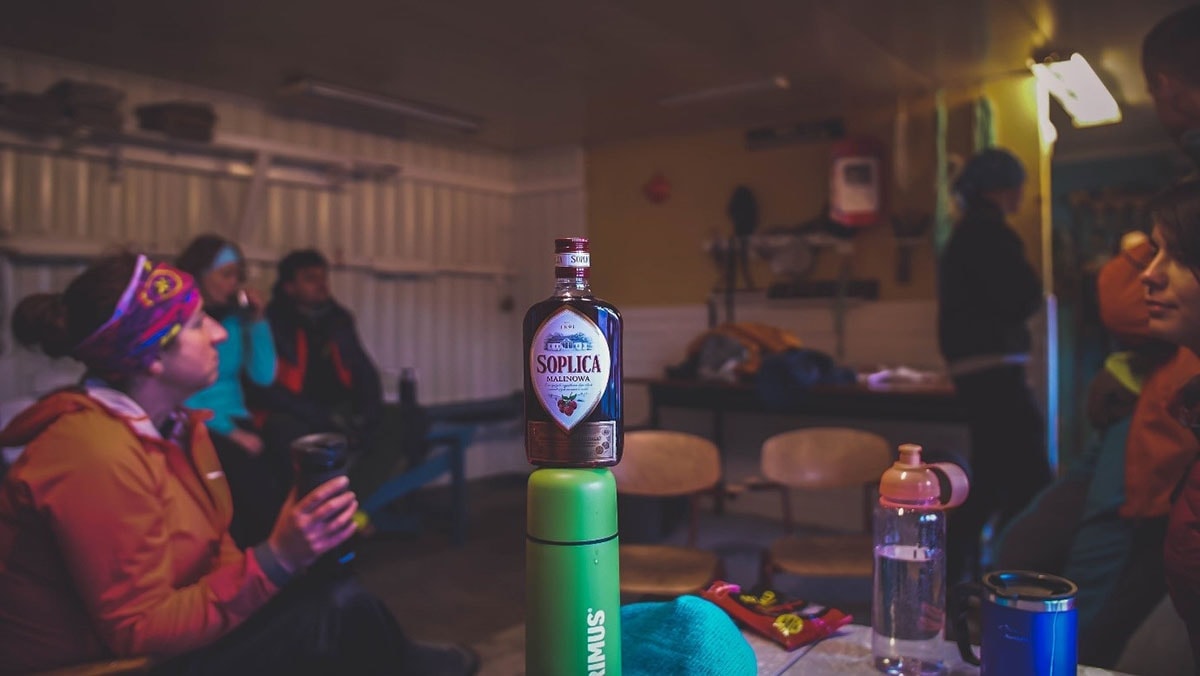 Butelka soplicy w szopie