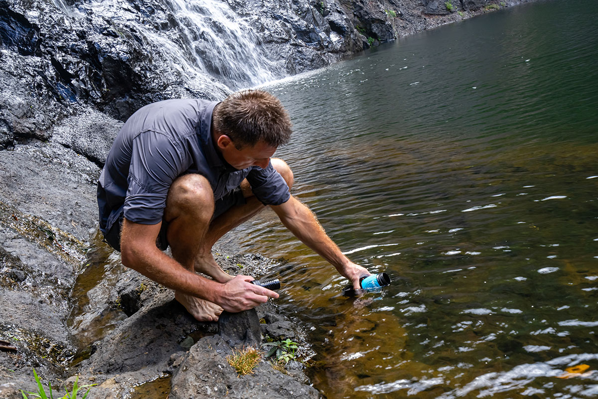 Butelka filtrująca Water To Go - nabieranie wody z jeziora