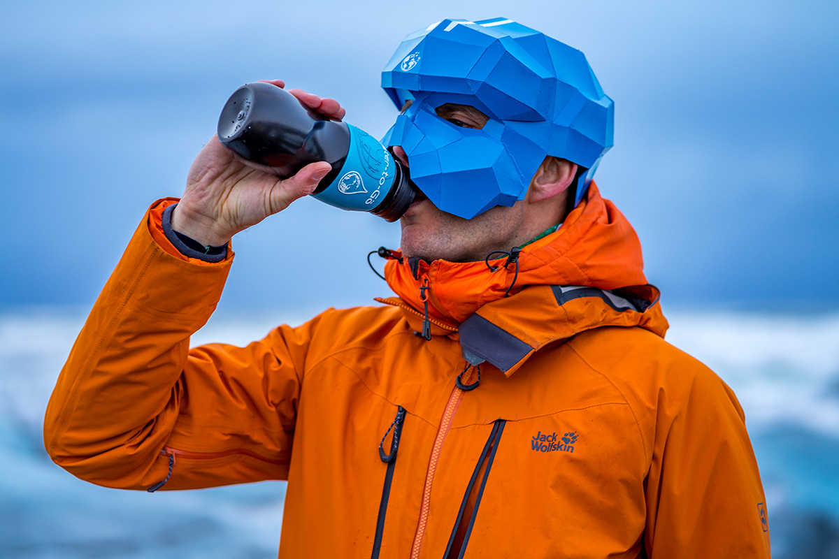 Kapitan Apetyt na Świat pije z Water To Go