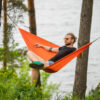 Hamak Levitate AIR Orange - chłopak na hamaku