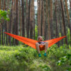 Hamak Levitate AIR Orange - chłopak na hamaku w lesie