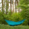 Hamak Levitate Ultralight Cosmic Blue w lesie