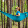 Hamak turystyczny Levitate AIR Cosmic Blue - dziewczyna w hamaku