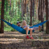 Hamak turystyczny Levitate AIR Cosmic Blue - para w lesie