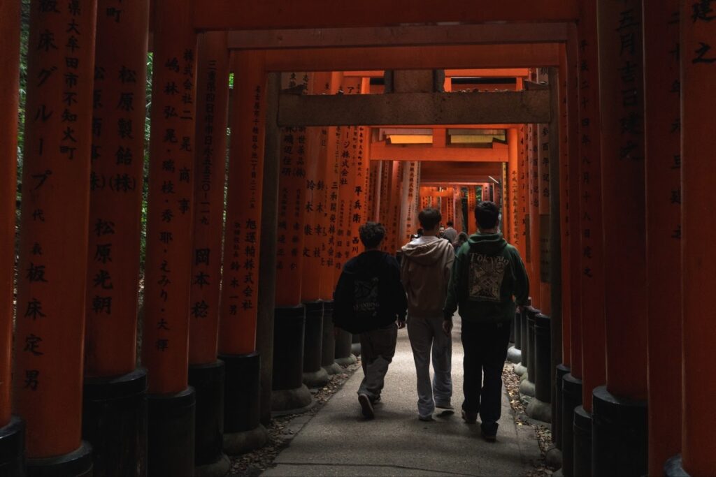 Korytarz brami torii w świątyni Fushimi Inari w Kioto