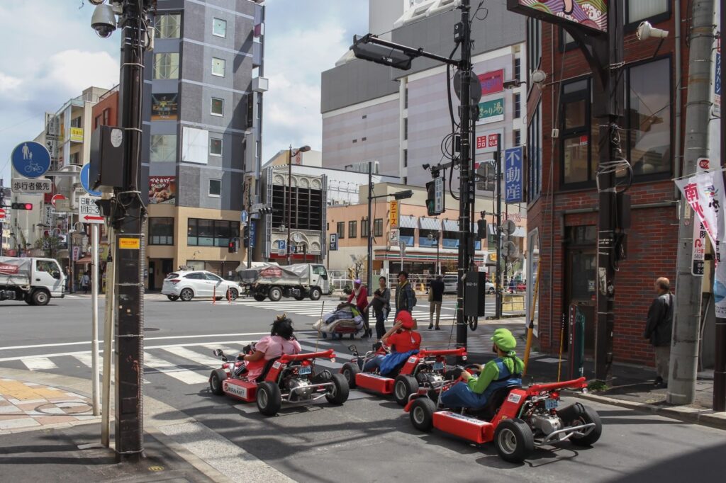 Uczestnicy wycieczki gokartami w Tokio przebrani za postaci z gry Mario Kart