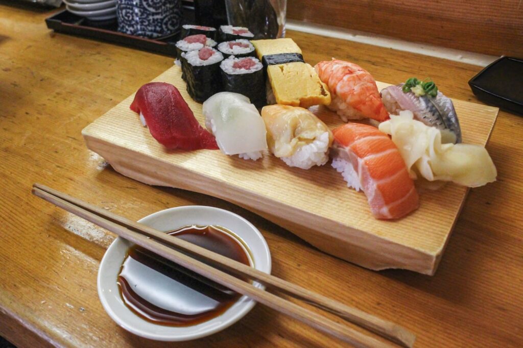 Sushi w restauracji przy starym targu rybnym Tsukiji w Tokio