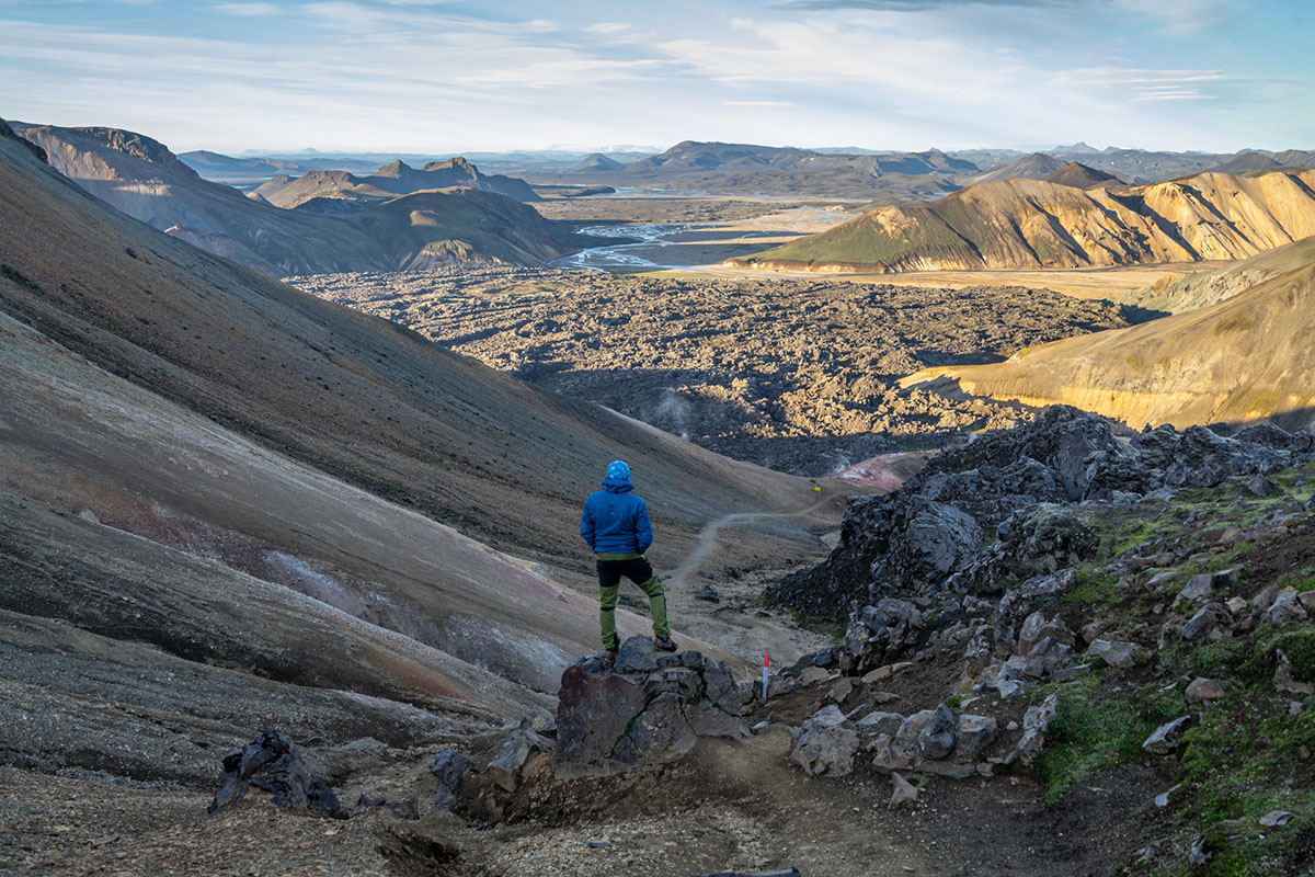 Islandzki Interior - turysta spogląda z góry na Landmannalaugar