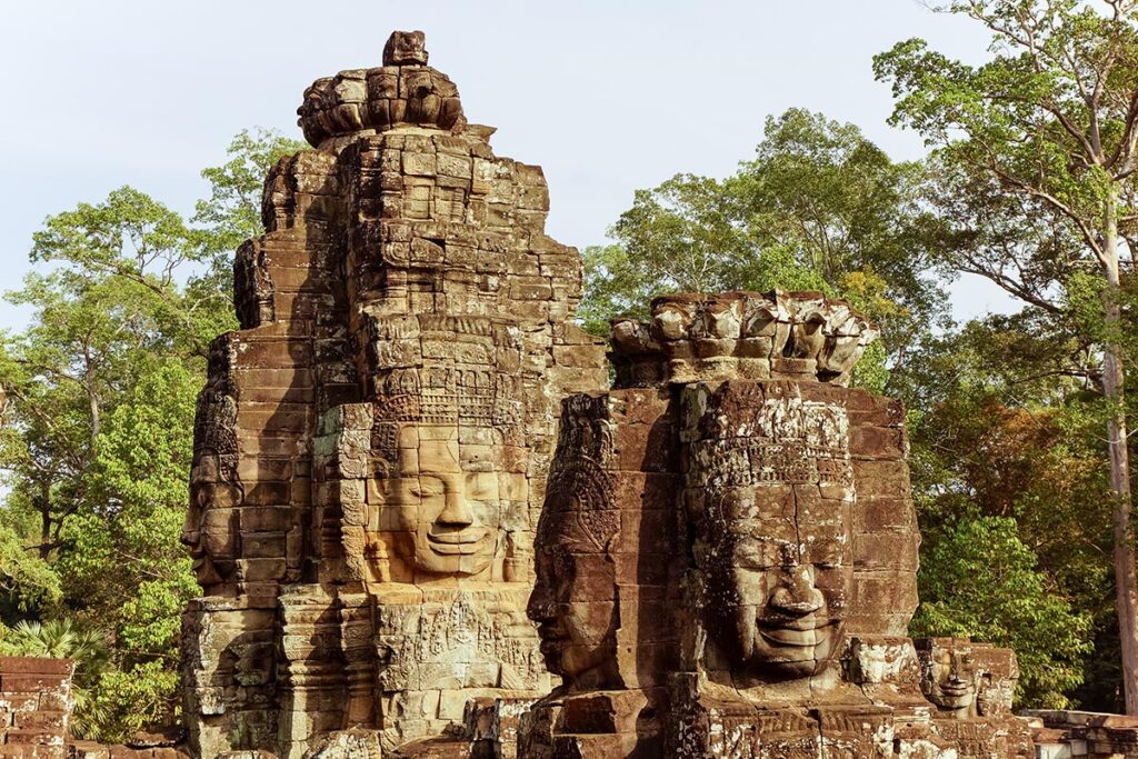 Kambodża, kompleks Angkor Wat - świątynia Bayon i dwie kamienne twarze Kambodża, kompleks Angkor Wat - świątynia Bayon i dwie kamienne twarze