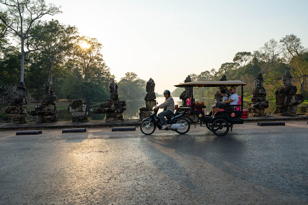 Poruszanie się tuk tukiem po Angkor Wat Poruszanie się tuk tukiem po Angkor Wat