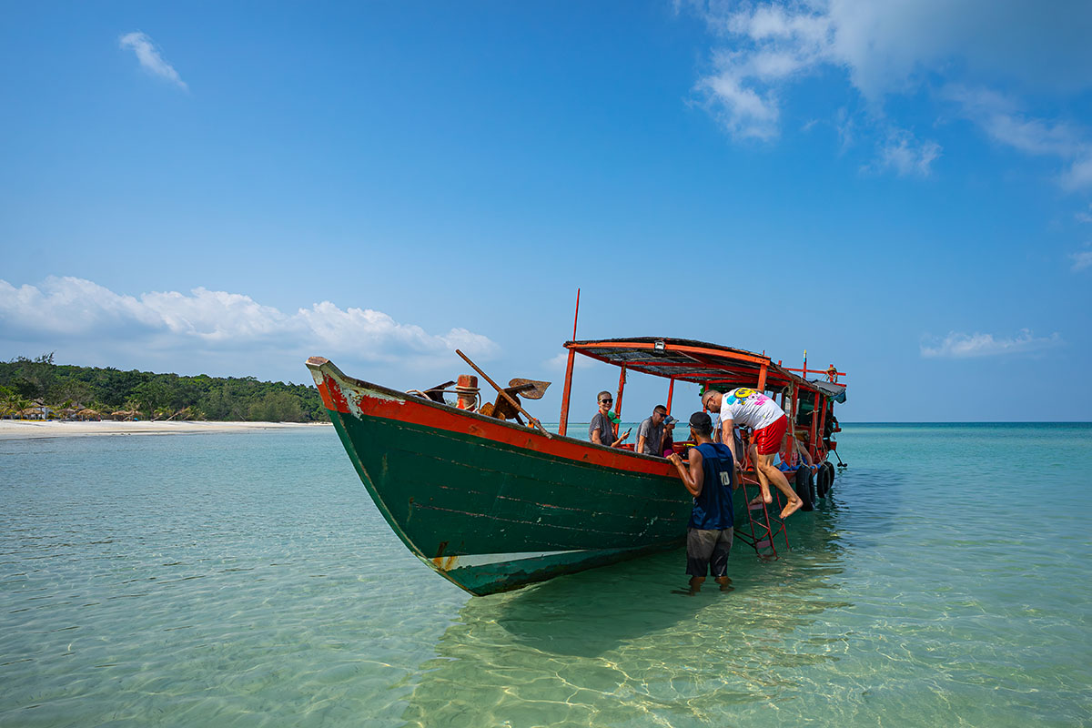 Wycieczka łodzią z Koh Rong w Kambodży. Rejs połaczony jest m. in. ze snorklowaniem i łowieniem ryb.