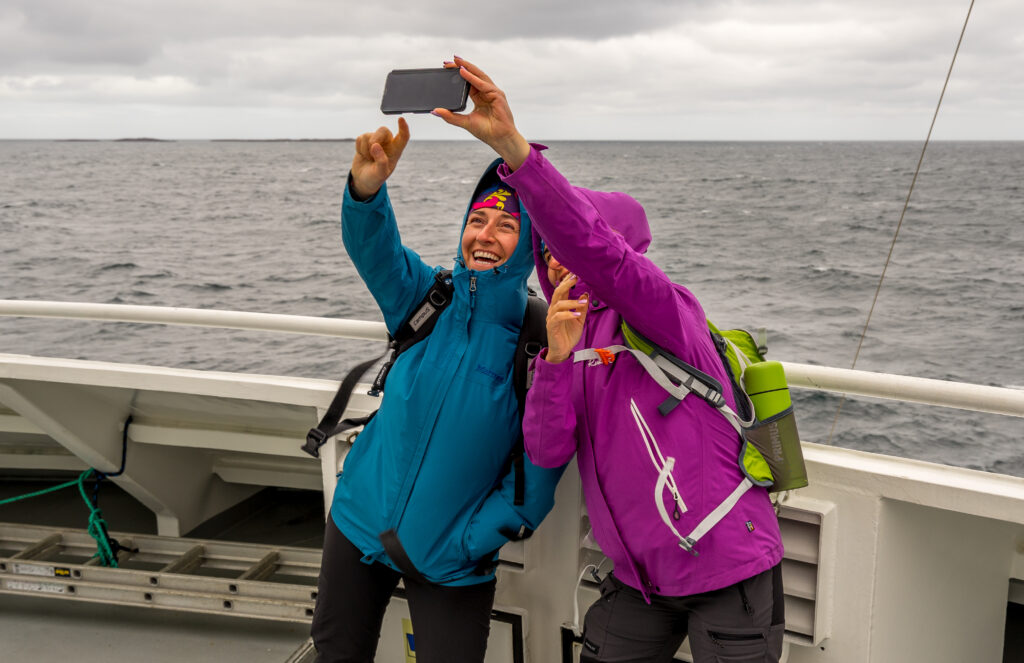 Bezpieczne-podrozowanie-prom-w-drodze-na-lofoty Dziewczyny na promie w podróży