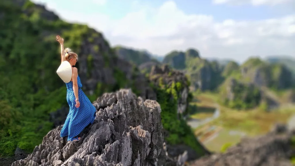 Dziewczyna stojąca na skale w Ninh Binh w Wietnamie