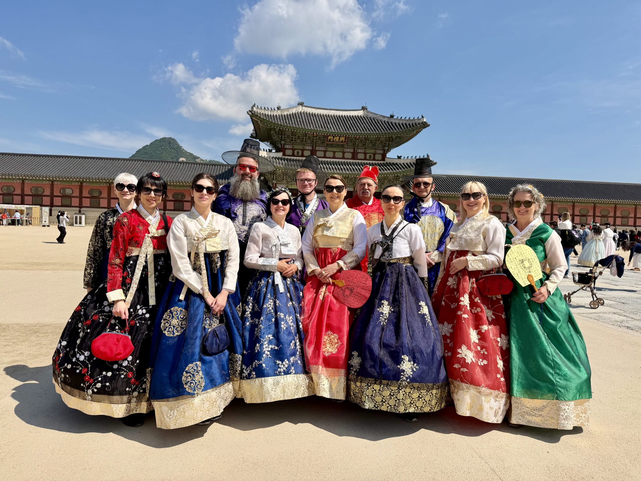Grupa w tradycyjnych hanbokach