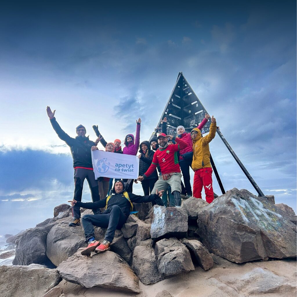 Uczestnicy wyprawy podczas ataku szczytowego na Jebel Toubkal o wschodzie słońca.